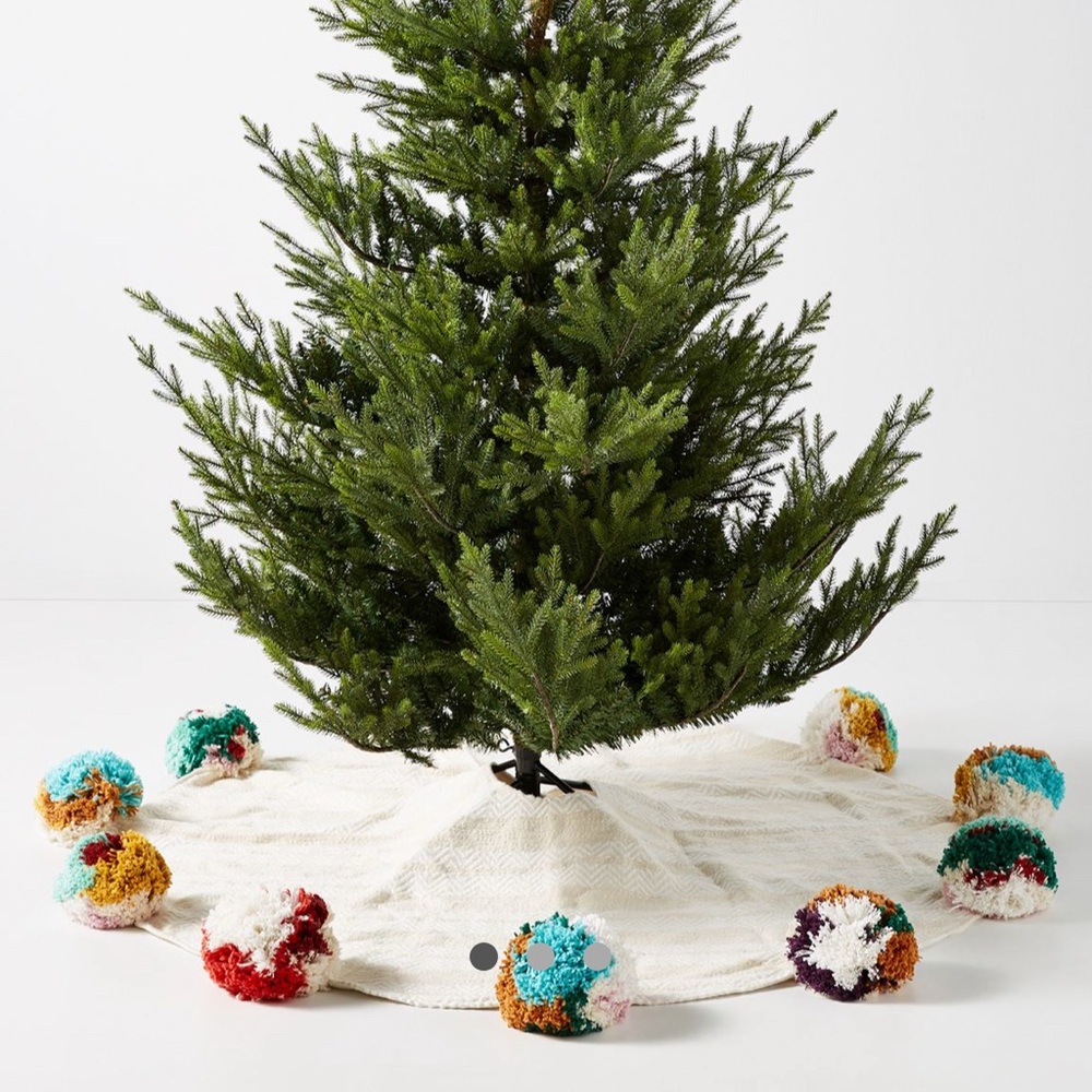 Gorgeous Anthropologie Pom Pom Jubilant Tree Skirt